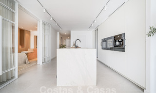Luxueux appartement à vendre avec terrasse, piscine privée et vue sur la mer à Nueva Andalucia, Marbella 54944 