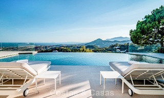 Villa de luxe à vendre avec vue sur la mer, entourée de verdure dans le complexe de golf exclusif La Zagaleta, Marbella - Benahavis 54079 