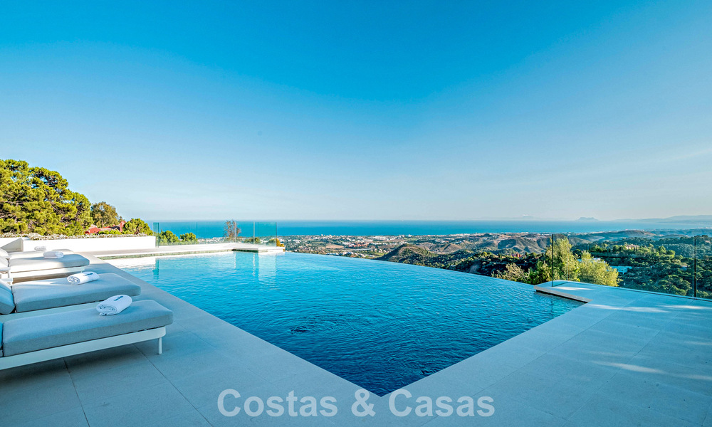 Villa de luxe à vendre avec vue sur la mer, entourée de verdure dans le complexe de golf exclusif La Zagaleta, Marbella - Benahavis 54080