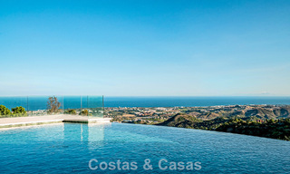 Villa de luxe à vendre avec vue sur la mer, entourée de verdure dans le complexe de golf exclusif La Zagaleta, Marbella - Benahavis 54081 