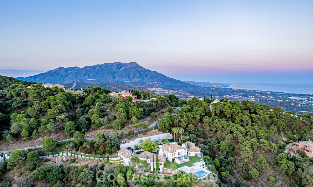 Villa de luxe à vendre avec vue sur la mer, entourée de verdure dans le complexe de golf exclusif La Zagaleta, Marbella - Benahavis 54100