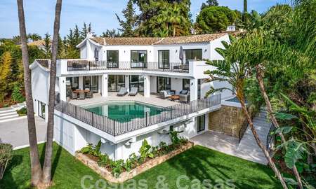 Spacieuse villa de luxe à vendre, de style architectural traditionnel, située dans un quartier résidentiel privilégié du Nouveau Mille d'Or, Marbella - Benahavis 55006