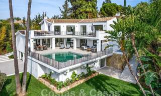 Spacieuse villa de luxe à vendre, de style architectural traditionnel, située dans un quartier résidentiel privilégié du Nouveau Mille d'Or, Marbella - Benahavis 55006 