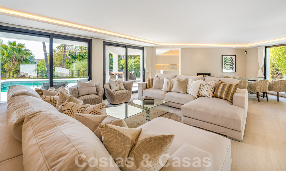 Spacieuse villa de luxe à vendre, de style architectural traditionnel, située dans un quartier résidentiel privilégié du Nouveau Mille d'Or, Marbella - Benahavis 55007