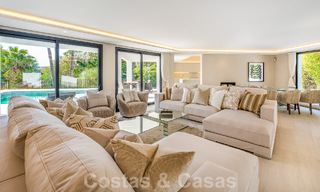 Spacieuse villa de luxe à vendre, de style architectural traditionnel, située dans un quartier résidentiel privilégié du Nouveau Mille d'Or, Marbella - Benahavis 55007 