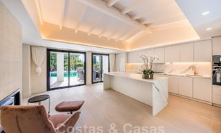 Spacieuse villa de luxe à vendre, de style architectural traditionnel, située dans un quartier résidentiel privilégié du Nouveau Mille d'Or, Marbella - Benahavis 55009 