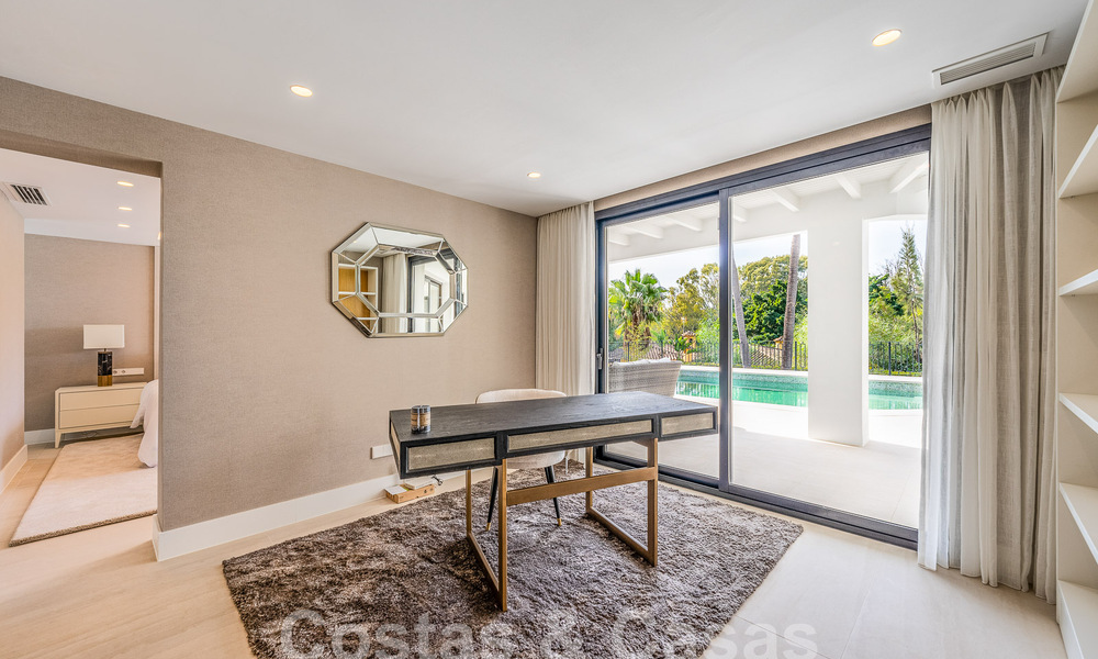 Spacieuse villa de luxe à vendre, de style architectural traditionnel, située dans un quartier résidentiel privilégié du Nouveau Mille d'Or, Marbella - Benahavis 55010