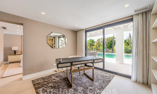 Spacieuse villa de luxe à vendre, de style architectural traditionnel, située dans un quartier résidentiel privilégié du Nouveau Mille d'Or, Marbella - Benahavis 55010 