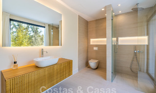Spacieuse villa de luxe à vendre, de style architectural traditionnel, située dans un quartier résidentiel privilégié du Nouveau Mille d'Or, Marbella - Benahavis 55013 