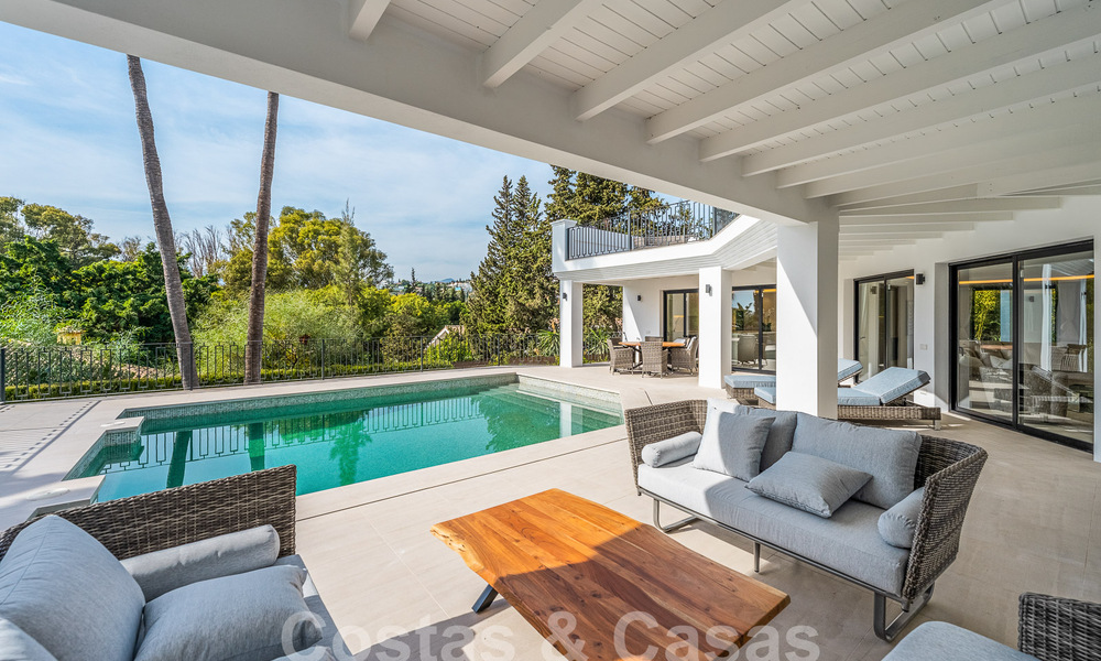 Spacieuse villa de luxe à vendre, de style architectural traditionnel, située dans un quartier résidentiel privilégié du Nouveau Mille d'Or, Marbella - Benahavis 55016