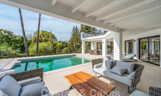 Spacieuse villa de luxe à vendre, de style architectural traditionnel, située dans un quartier résidentiel privilégié du Nouveau Mille d'Or, Marbella - Benahavis 55016 
