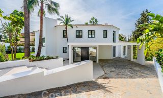 Spacieuse villa de luxe à vendre, de style architectural traditionnel, située dans un quartier résidentiel privilégié du Nouveau Mille d'Or, Marbella - Benahavis 55017 