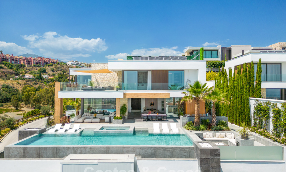 Superbe villa de luxe architecturale à vendre avec vue sur la mer dans un quartier résidentiel protégé sur les collines de La Quinta à Marbella - Benahavis 54122