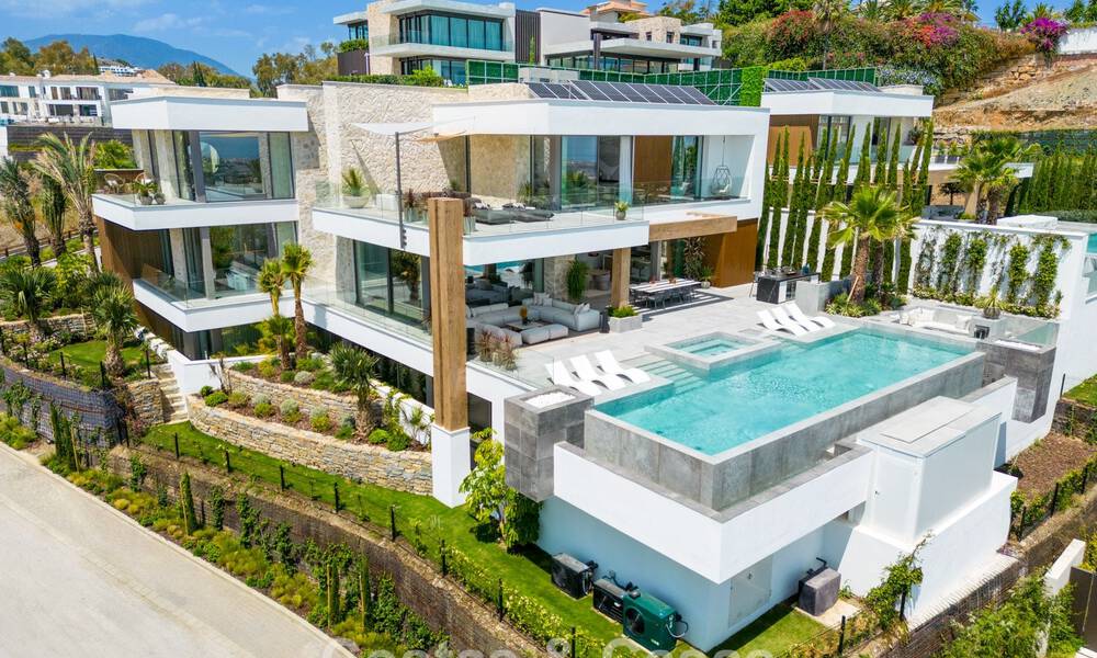 Superbe villa de luxe architecturale à vendre avec vue sur la mer dans un quartier résidentiel protégé sur les collines de La Quinta à Marbella - Benahavis 54123