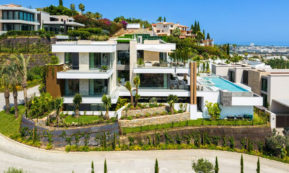 Superbe villa de luxe architecturale à vendre avec vue sur la mer dans un quartier résidentiel protégé sur les collines de La Quinta à Marbella - Benahavis 54125