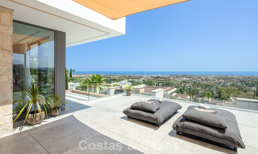 Superbe villa de luxe architecturale à vendre avec vue sur la mer dans un quartier résidentiel protégé sur les collines de La Quinta à Marbella - Benahavis 54137