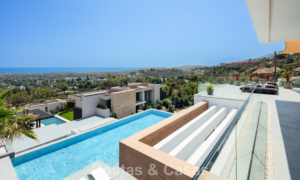Superbe villa de luxe architecturale à vendre avec vue sur la mer dans un quartier résidentiel protégé sur les collines de La Quinta à Marbella - Benahavis 54139