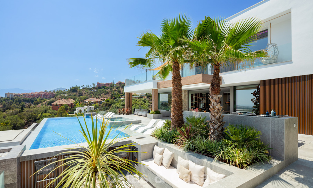 Superbe villa de luxe architecturale à vendre avec vue sur la mer dans un quartier résidentiel protégé sur les collines de La Quinta à Marbella - Benahavis 54140