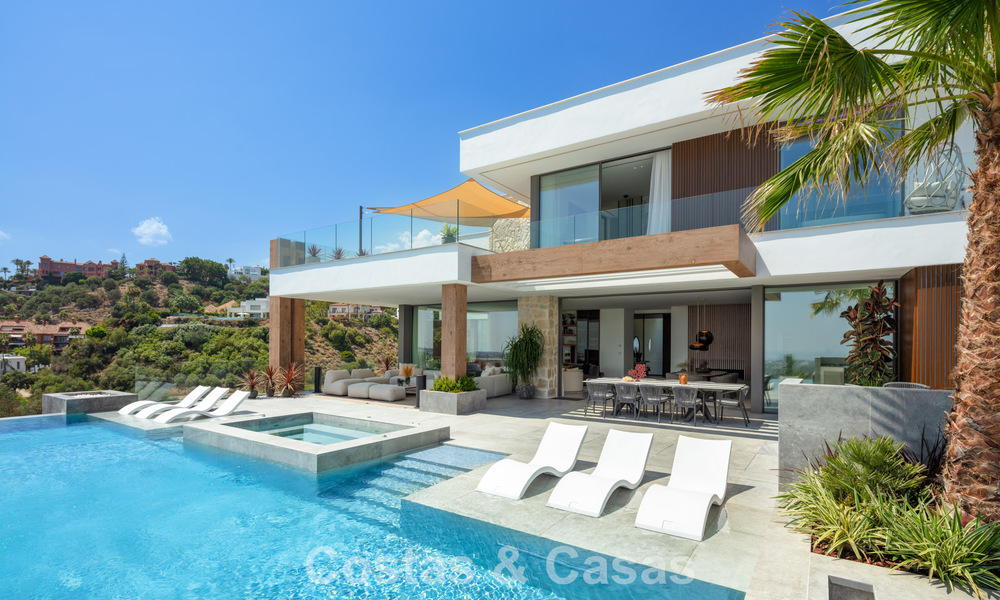 Superbe villa de luxe architecturale à vendre avec vue sur la mer dans un quartier résidentiel protégé sur les collines de La Quinta à Marbella - Benahavis 54142