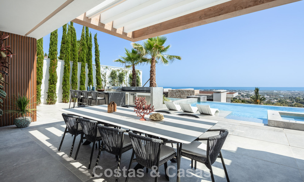 Superbe villa de luxe architecturale à vendre avec vue sur la mer dans un quartier résidentiel protégé sur les collines de La Quinta à Marbella - Benahavis 54146