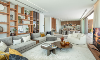 Superbe villa de luxe architecturale à vendre avec vue sur la mer dans un quartier résidentiel protégé sur les collines de La Quinta à Marbella - Benahavis 54148 