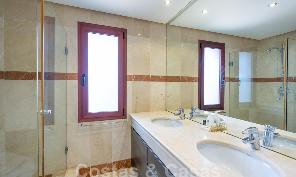 Appartement de luxe avec jardin à vendre dans un complexe balnéaire sur le nouveau Golden Mile entre Marbella et Estepona 55295