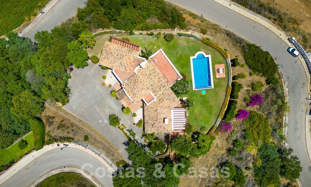 Villa de luxe espagnole à vendre avec vue panoramique dans une communauté fermée entourée par la nature à Marbella - Benahavis 55326