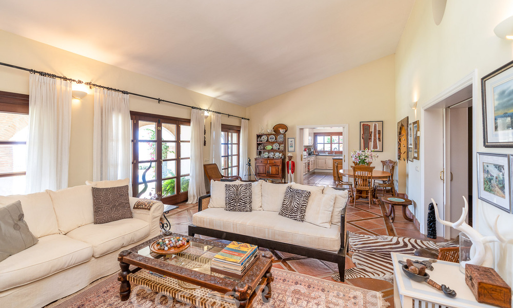 Villa de luxe espagnole à vendre avec vue panoramique dans une communauté fermée entourée par la nature à Marbella - Benahavis 55330