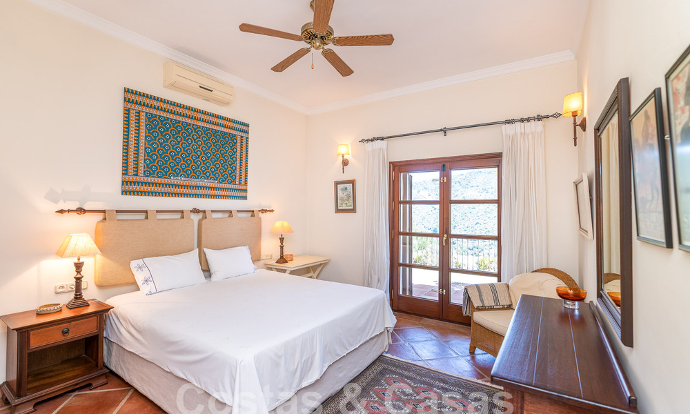 Villa de luxe espagnole à vendre avec vue panoramique dans une communauté fermée entourée par la nature à Marbella - Benahavis 55344