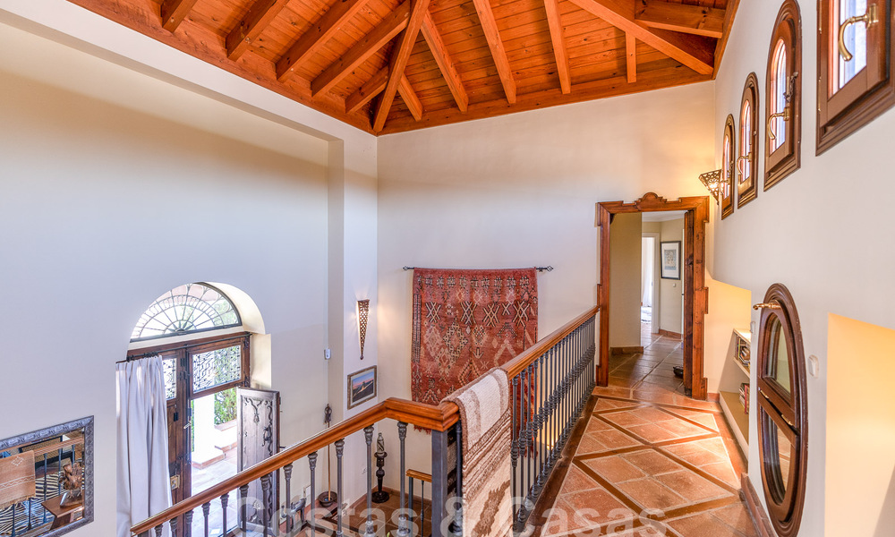 Villa de luxe espagnole à vendre avec vue panoramique dans une communauté fermée entourée par la nature à Marbella - Benahavis 55349
