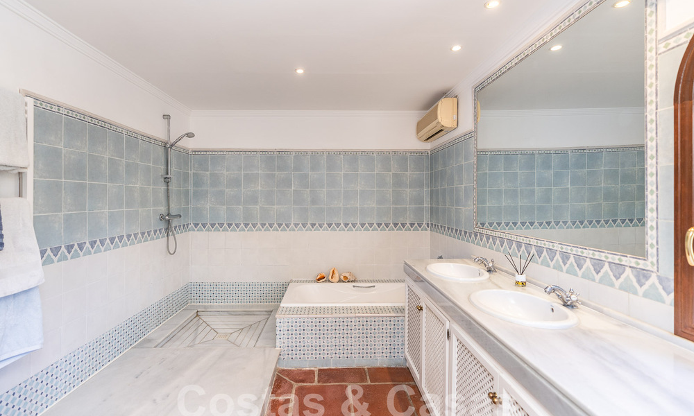 Villa de luxe espagnole à vendre avec vue panoramique dans une communauté fermée entourée par la nature à Marbella - Benahavis 55350