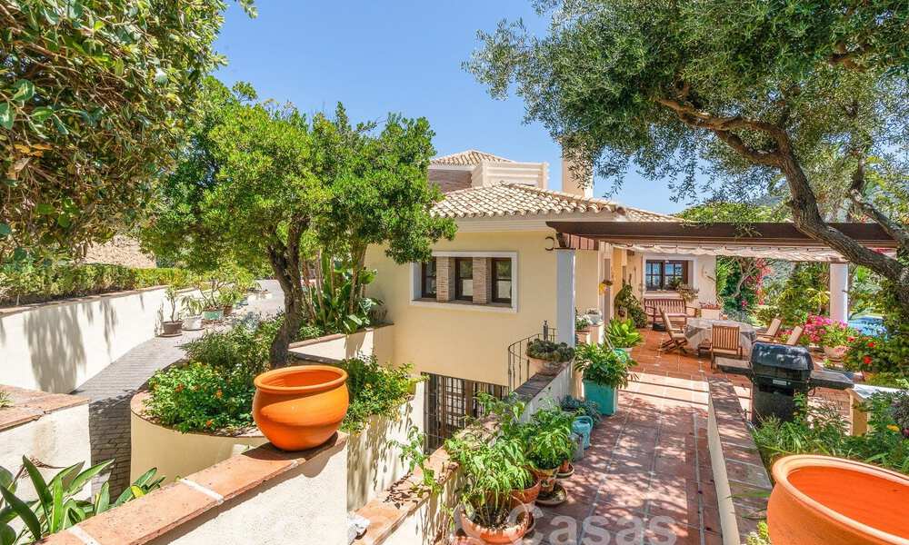 Villa de luxe espagnole à vendre avec vue panoramique dans une communauté fermée entourée par la nature à Marbella - Benahavis 55356