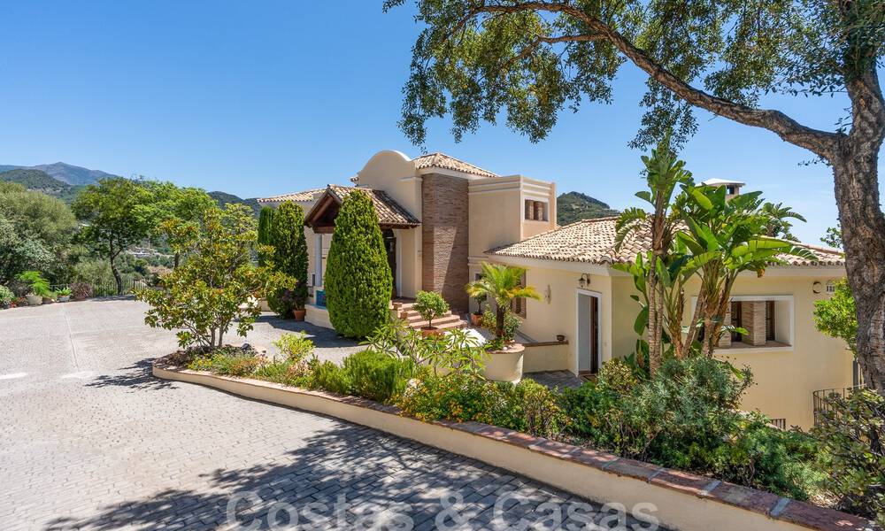 Villa de luxe espagnole à vendre avec vue panoramique dans une communauté fermée entourée par la nature à Marbella - Benahavis 55358