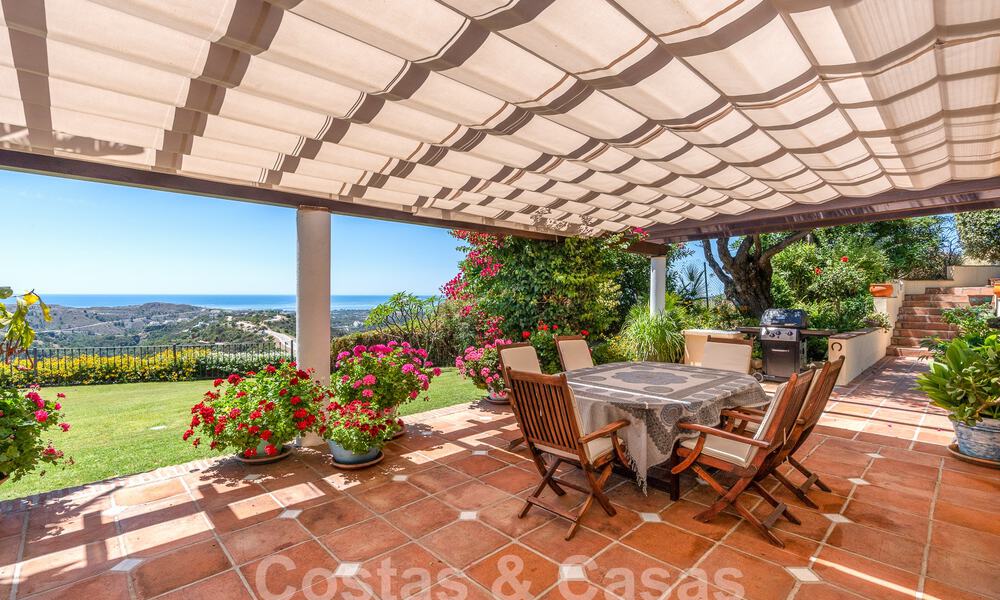 Villa de luxe espagnole à vendre avec vue panoramique dans une communauté fermée entourée par la nature à Marbella - Benahavis 55361