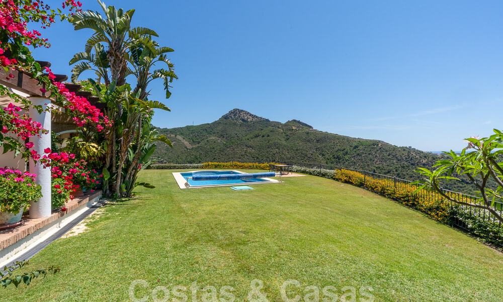Villa de luxe espagnole à vendre avec vue panoramique dans une communauté fermée entourée par la nature à Marbella - Benahavis 55364