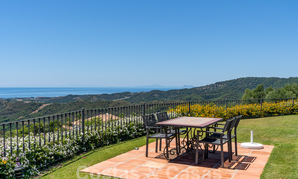 Villa de luxe espagnole à vendre avec vue panoramique dans une communauté fermée entourée par la nature à Marbella - Benahavis 55367
