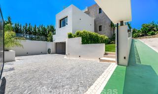 Spacieuse villa contemporaine de luxe située sur le front de golf avec vue sur la montagne La Concha à Nueva Andalucia, Marbella 55562 