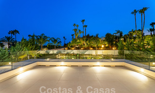 Spacieuse villa contemporaine de luxe située sur le front de golf avec vue sur la montagne La Concha à Nueva Andalucia, Marbella 55577 