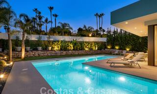 Spacieuse villa contemporaine de luxe située sur le front de golf avec vue sur la montagne La Concha à Nueva Andalucia, Marbella 55578 