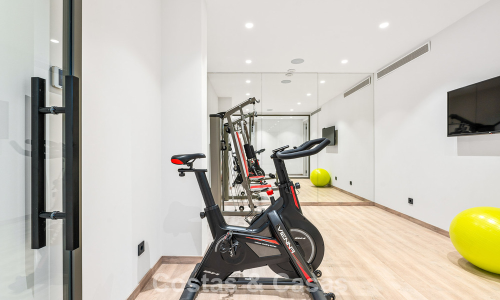 Spacieuse villa contemporaine de luxe située sur le front de golf avec vue sur la montagne La Concha à Nueva Andalucia, Marbella 786394