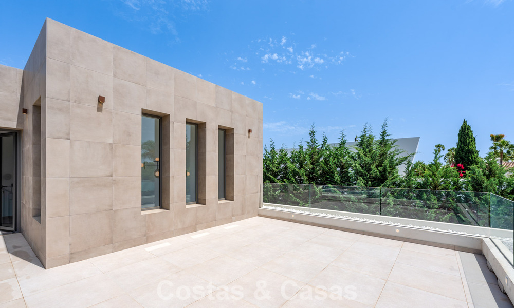Spacieuse villa contemporaine de luxe située sur le front de golf avec vue sur la montagne La Concha à Nueva Andalucia, Marbella 786403