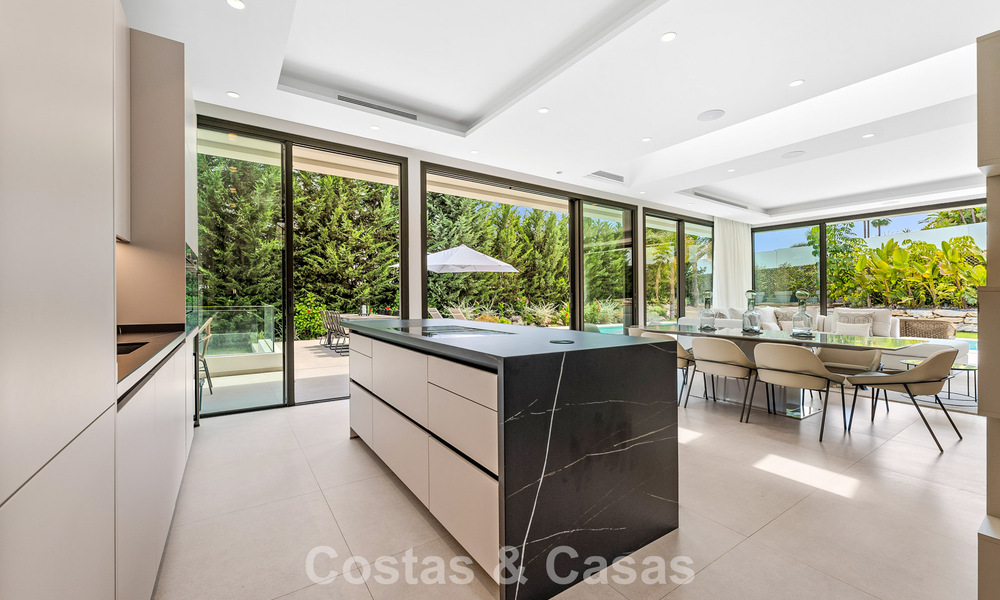 Spacieuse villa contemporaine de luxe située sur le front de golf avec vue sur la montagne La Concha à Nueva Andalucia, Marbella 786409