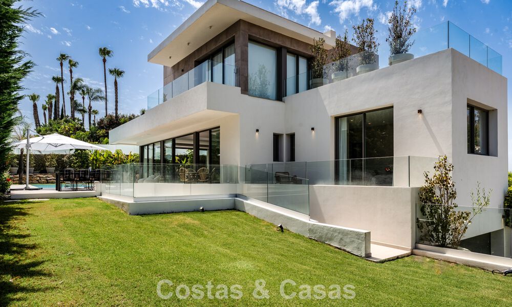 Spacieuse villa contemporaine de luxe située sur le front de golf avec vue sur la montagne La Concha à Nueva Andalucia, Marbella 786411