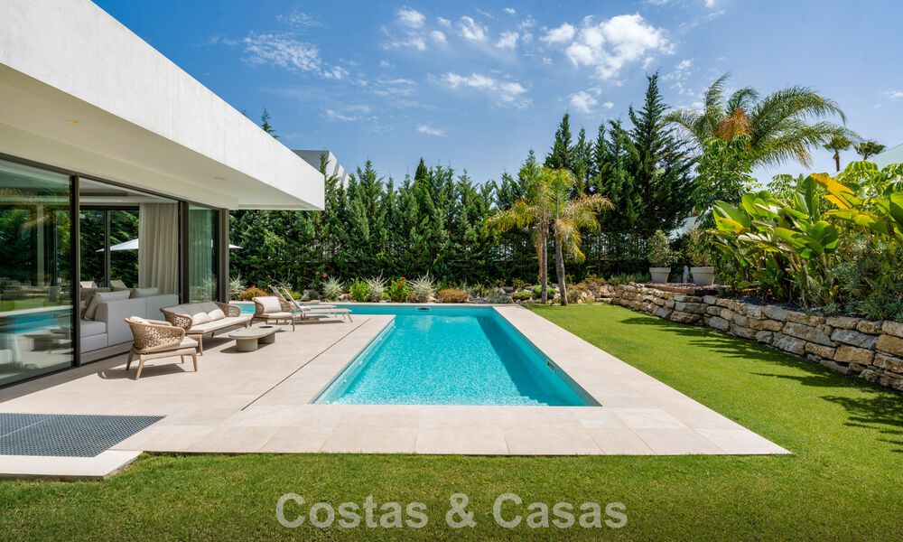 Spacieuse villa contemporaine de luxe située sur le front de golf avec vue sur la montagne La Concha à Nueva Andalucia, Marbella 786413