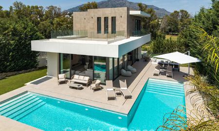 Spacieuse villa contemporaine de luxe située sur le front de golf avec vue sur la montagne La Concha à Nueva Andalucia, Marbella 786416