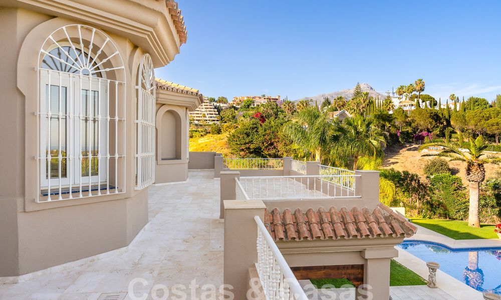 Maison luxueuse de style andalou avec vue sur la mer dans la vallée du golf de Nueva Andalucia, Marbella 55677