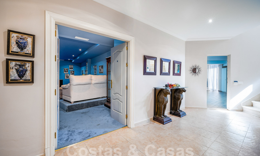 Maison luxueuse de style andalou avec vue sur la mer dans la vallée du golf de Nueva Andalucia, Marbella 55705
