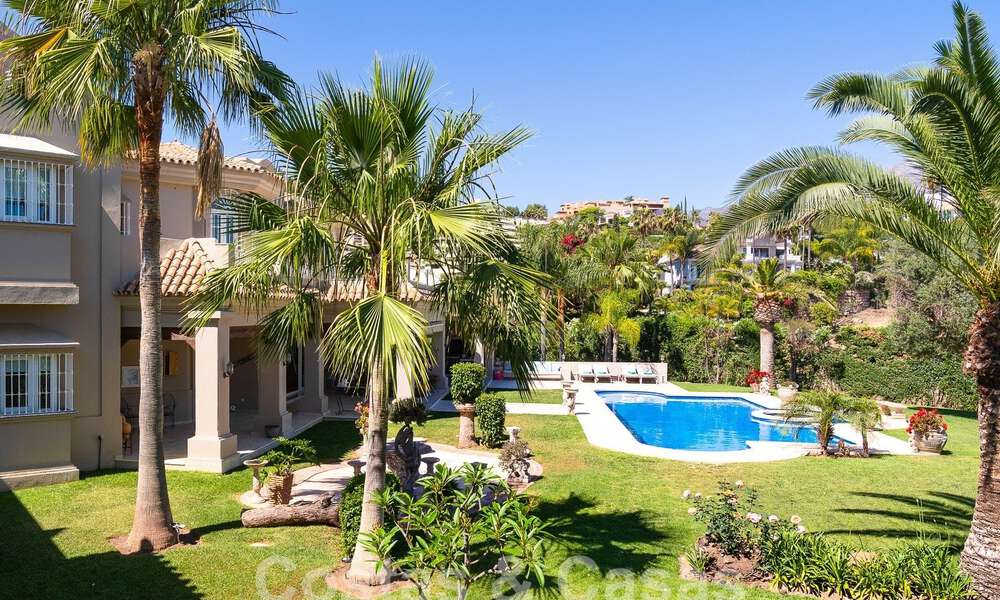 Maison luxueuse de style andalou avec vue sur la mer dans la vallée du golf de Nueva Andalucia, Marbella 55716