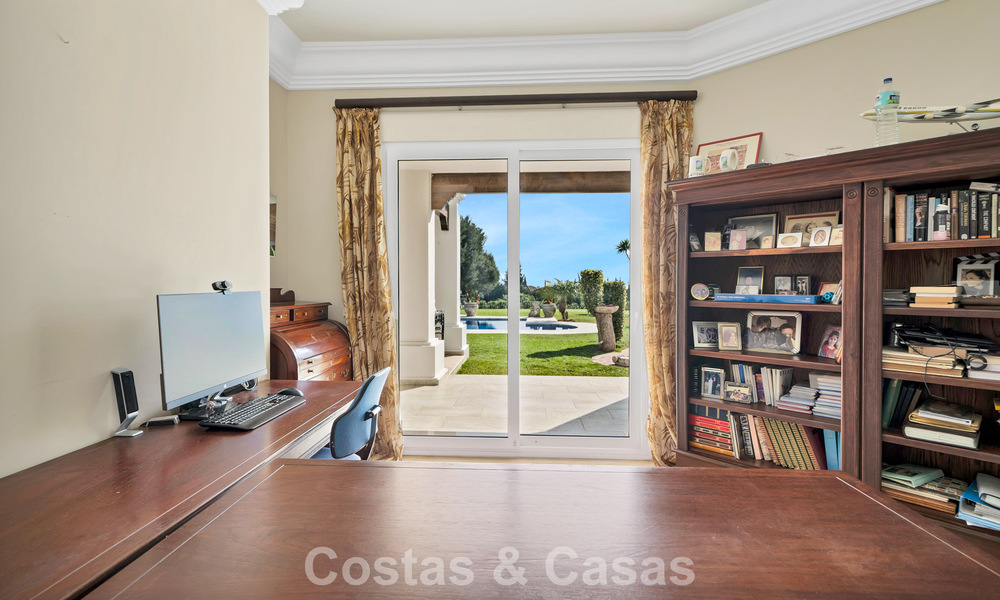 Maison luxueuse de style andalou avec vue sur la mer dans la vallée du golf de Nueva Andalucia, Marbella 779159