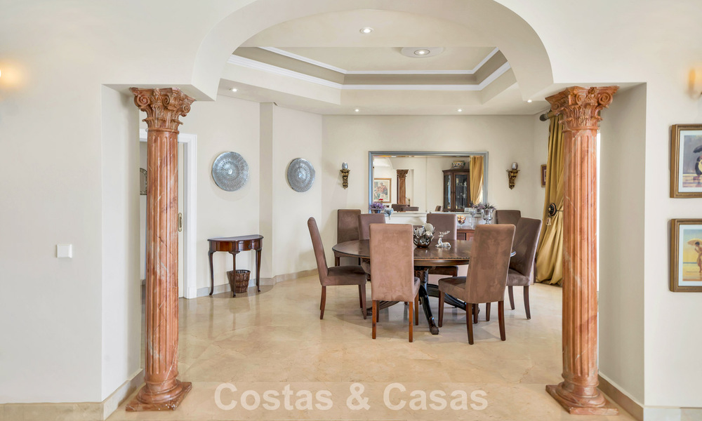 Maison luxueuse de style andalou avec vue sur la mer dans la vallée du golf de Nueva Andalucia, Marbella 779166